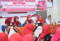 Ketua GOW Sumenep Nia Kurnia Fauzi (Tengah) 