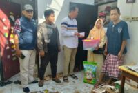 Kadinsos P3A Dr. R. Abd. Rahman Riadi SE MM di Didampingi Ketua BAZNAS Sumenep Akhmad Rahman Spd Saat Menyalurkan Bantuan Kepada Warga Korban Terdampak di Kelurahan Kepanjin, Minggu (06/09/2026)