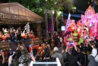 Asisten I Setdakab Sumenep Ahmad Laili Maulidi Mewakili Bupati Sumenep Didampingi Kadisbudparopar Faruk Hanafi Saat Melepas Festival Tong - Tong 2026