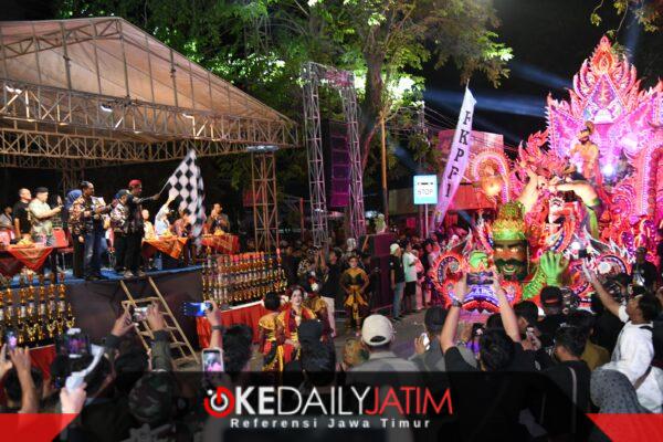 Asisten I Setdakab Sumenep Ahmad Laili Maulidi Mewakili Bupati Sumenep Didampingi Kadisbudparopar Faruk Hanafi Saat Melepas Festival Tong - Tong 2026