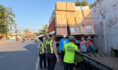 Polantas Menyapa di Tajamara, Satlantas Polresta Sumenep Edukasi Sopir soal Over Load dan Over Dimensi