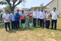 Kadinsos P3A Kabupaten Sumenep Dr. R. Abd. Rahman Riadi SE MM Mewakili Pemkab Sumenep Saat Menyalurkan Bantuan Kepada 2 Warga Terdampak Kebakaran di Pabian, Rabu (09/09/2026)