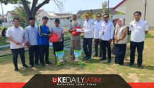 Kadinsos P3A Kabupaten Sumenep Dr. R. Abd. Rahman Riadi SE MM Mewakili Pemkab Sumenep Saat Menyalurkan Bantuan Kepada 2 Warga Terdampak Kebakaran di Pabian, Rabu (09/09/2026)