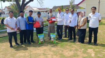 Kadinsos P3A Kabupaten Sumenep Dr. R. Abd. Rahman Riadi SE MM Mewakili Pemkab Sumenep Saat Menyalurkan Bantuan Kepada 2 Warga Terdampak Kebakaran di Pabian, Rabu (09/09/2026)