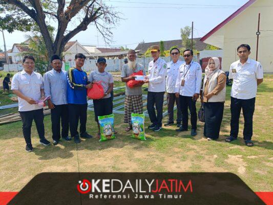 Kadinsos P3A Kabupaten Sumenep Dr. R. Abd. Rahman Riadi SE MM Mewakili Pemkab Sumenep Saat Menyalurkan Bantuan Kepada 2 Warga Terdampak Kebakaran di Pabian, Rabu (09/09/2026)