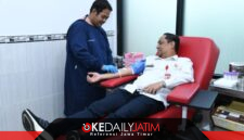 Sekdakab Sumenep Agus Dwi Saputra, S.Sos, MSI Saat Melakukan Aksi Donor Darah di Kantor PMI Sumenep, Rabu (09/09/2026)
