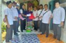 Tim Penyaluran Bantuan Dinsos P3A Kabupaten Sumenep Saat Menyerahkan Bantuan Uang Dan Sembako Kepada Warga Desa Manding Laok, Rabu (09/09/2026)