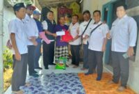 Tim Penyaluran Bantuan Dinsos P3A Kabupaten Sumenep Saat Menyerahkan Bantuan Uang Dan Sembako Kepada Warga Desa Manding Laok, Rabu (09/09/2026)