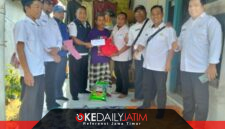 Tim Penyaluran Bantuan Dinsos P3A Kabupaten Sumenep Saat Menyerahkan Bantuan Uang Dan Sembako Kepada Warga Desa Manding Laok, Rabu (09/09/2026)