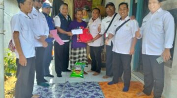 Tim Penyaluran Bantuan Dinsos P3A Kabupaten Sumenep Saat Menyerahkan Bantuan Uang Dan Sembako Kepada Warga Desa Manding Laok, Rabu (09/09/2026)