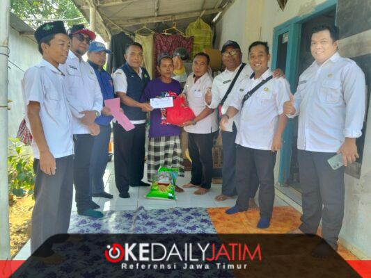 Tim Penyaluran Bantuan Dinsos P3A Kabupaten Sumenep Saat Menyerahkan Bantuan Uang Dan Sembako Kepada Warga Desa Manding Laok, Rabu (09/09/2026)