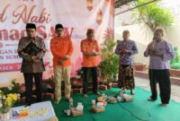 Kalaksa BPBD Kabupaten Sumenep, Kamiluddin, S.Pd.I., M.AP., beserta Kabid di acara peringatan maulid Nabi Muhammad SAW yang digelar di Kantor setempat. ®okedailyjatim [Foto: Istimewa]