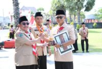 Wabup KH Imam Hasyim didampingi Kwarcab Pramuka Sumenep Wahyu Kurniawan Pribadi, A.P., M.Si. diterima Direktur BPRS Bhakti Sumekar Hairil Fajar