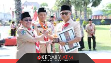 Wabup KH Imam Hasyim didampingi Kwarcab Pramuka Sumenep Wahyu Kurniawan Pribadi, A.P., M.Si. diterima Direktur BPRS Bhakti Sumekar Hairil Fajar