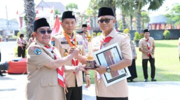 Wabup KH Imam Hasyim didampingi Kwarcab Pramuka Sumenep Wahyu Kurniawan Pribadi, A.P., M.Si. diterima Direktur BPRS Bhakti Sumekar Hairil Fajar