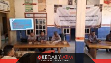 Camat Arjasa Subiyakto SH MH dan Kasubid Analisa dan Pengembangan P3EPD Bapenda Sumenep Nuruddin, S.Sos, MSI di ACARA Sosialisasi Pemutakhiran Data Obyek Pajak PBB P2 di Balai Desa Sawah Sumur Arjasa, Kamis (10/09/2026)