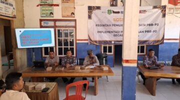 Camat Arjasa Subiyakto SH MH dan Kasubid Analisa dan Pengembangan P3EPD Bapenda Sumenep Nuruddin, S.Sos, MSI di ACARA Sosialisasi Pemutakhiran Data Obyek Pajak PBB P2 di Balai Desa Sawah Sumur Arjasa, Kamis (10/09/2026)