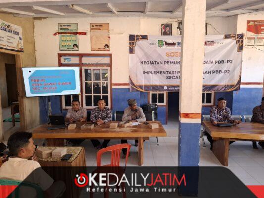 Camat Arjasa Subiyakto SH MH dan Kasubid Analisa dan Pengembangan P3EPD Bapenda Sumenep Nuruddin, S.Sos, MSI di ACARA Sosialisasi Pemutakhiran Data Obyek Pajak PBB P2 di Balai Desa Sawah Sumur Arjasa, Kamis (10/09/2026)
