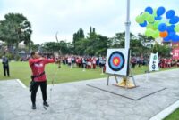 Asisten III Administrasi Umum Sekretariat Daerah Kabupaten Sumenep Wahyu Kurniawan Pribadi, A.P., M.Si., Melepas Balon Ke Udara Dengan Cara Memanah di Haornas di Halaman Pemkab Sumenep, Jum'at (11/09/2026)