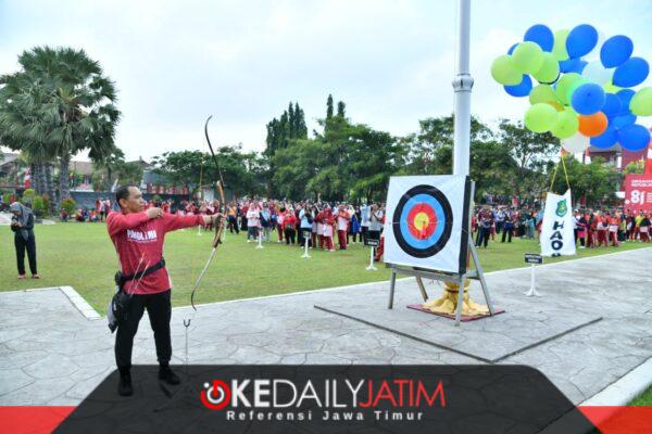 Asisten III Administrasi Umum Sekretariat Daerah Kabupaten Sumenep Wahyu Kurniawan Pribadi, A.P., M.Si., Melepas Balon Ke Udara Dengan Cara Memanah di Haornas di Halaman Pemkab Sumenep, Jum'at (11/09/2026)