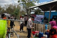 Polsek Sapudi Salurkan 3.600 Liter Air Bersih, 440 KK Terdampak Kekeringan Terbantu