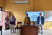 Kabid GTK Disdik Akhmad Fairusi dan Ketua Rumah Cerita Okara Sumenep, Avan Fathurrahman,