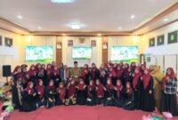 Kepala Bappeda Sumenep Dr. Ir. Arif Firmanto, S.TP., M.Si., IPU., ASEAN Eng. Bersama Ketua DWP Bappeda Sumenep usai Peringatan Maulid Nabi Muhammad SAW 