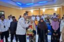 Kadinsos P3A Kabupaten Sumenep Dr. R. Abd. Rahman Riadi SE MM Saat Memberikan Bantuan kepada Gepeng di Aula Kantor Setempat, Rabu (16/09/2026)