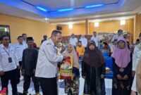 Kadinsos P3A Kabupaten Sumenep Dr. R. Abd. Rahman Riadi SE MM Saat Memberikan Bantuan kepada Gepeng di Aula Kantor Setempat, Rabu (16/09/2026)