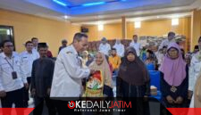 Kadinsos P3A Kabupaten Sumenep Dr. R. Abd. Rahman Riadi SE MM Saat Memberikan Bantuan kepada Gepeng di Aula Kantor Setempat, Rabu (16/09/2026)