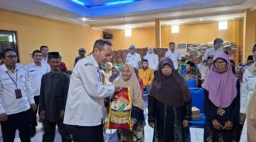 Kadinsos P3A Kabupaten Sumenep Dr. R. Abd. Rahman Riadi SE MM Saat Memberikan Bantuan kepada Gepeng di Aula Kantor Setempat, Rabu (16/09/2026)