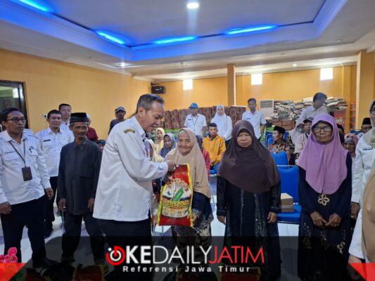 Kadinsos P3A Kabupaten Sumenep Dr. R. Abd. Rahman Riadi SE MM Saat Memberikan Bantuan kepada Gepeng di Aula Kantor Setempat, Rabu (16/09/2026)