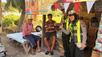 Polantas Menyapa Warga Sumenep, Polisi Bagikan Helm dan Tanamkan Kesadaran Berlalu Lintas