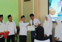 Kepala Kemenag Sumenep H. Abdul Wasid Saat Mengapresiasi pulang prestasi dari bidang berbeda. Bara Altafiansyah berhasil meraih Juara 1 IPA, sementara Firga Faiz Abadi menyabet Juara 2 IPS.