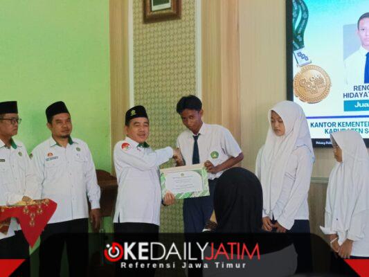 Kepala Kemenag Sumenep H. Abdul Wasid Saat Mengapresiasi pulang prestasi dari bidang berbeda. Bara Altafiansyah berhasil meraih Juara 1 IPA, sementara Firga Faiz Abadi menyabet Juara 2 IPS.