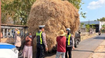 Polantas Menyapa di Sumenep, Sopir Pick Up Overload Ditegur Demi Keselamatan