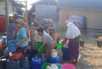 Kekeringan Melanda Gayam, Dinsos P3A Sumenep Kirim Air Bersih ke 18 Titik
