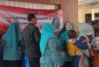 Ketua PKK Kabupaten Sumenep Nia Kurnia Fauzi Saat Memberikan Olahan Ikan Kepada anak penderita stunting di Kecamatan Batuputih, Senin (21/09/2026)