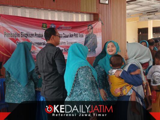 Ketua PKK Kabupaten Sumenep Nia Kurnia Fauzi Saat Memberikan Olahan Ikan Kepada anak penderita stunting di Kecamatan Batuputih, Senin (21/09/2026)