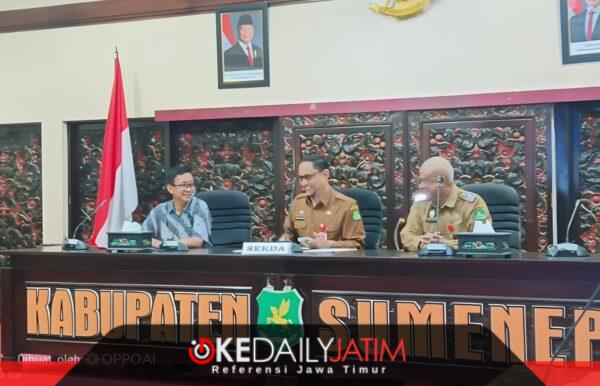 Sekdakab Sumenep Agus Dwi Saputra, S.Sos, MSI didampingi Kadisdik H. Moh. Iksan SPD MT di Acara Pendampingan penyelenggaraan budaya sekolah aman dan nyaman satuan pendidikan yang digelar Dinas Pendidikan Kabupaten Sumenep di Ruang Adirasa, Kantor Pemerintah Kabupaten Sumenep, Selasa (22/9/2026)