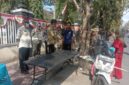 Kasatpol PP dan Damkar Sumenep Hakiki Maulana Firmansyah Saat Memberikan Edukasi Humanis kepada Penjual di Depan RSUDMA Sumenep, Rabu (24/09/2026)