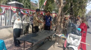 Kasatpol PP dan Damkar Sumenep Hakiki Maulana Firmansyah Saat Memberikan Edukasi Humanis kepada Penjual di Depan RSUDMA Sumenep, Rabu (24/09/2026)