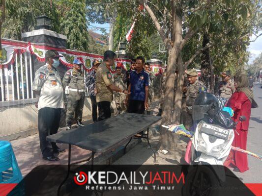 Kasatpol PP dan Damkar Sumenep Hakiki Maulana Firmansyah Saat Memberikan Edukasi Humanis kepada Penjual di Depan RSUDMA Sumenep, Rabu (24/09/2026)