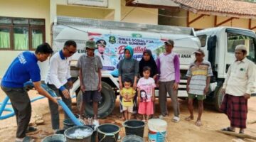 Tim Dinsos P3A Kabupaten Sumenep Saat Menyalurkan Bantuan Air Di Desa Di Kecamatan Batuputih, Rabu (24/09/2026)