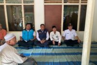 Kepala BPBD Kamiluddin Didampingi Sekcam Dasuk Kamaruddin dirumah Duka Sutilah di Desa Jelbuden Kecamatan Dasuk, Rabu (30/09/2026)
