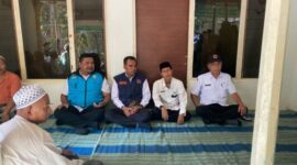 Kepala BPBD Kamiluddin Didampingi Sekcam Dasuk Kamaruddin dirumah Duka Sutilah di Desa Jelbuden Kecamatan Dasuk, Rabu (30/09/2026)