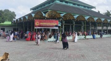 Suasana Pemberangkatan Jamaah Umrah Nurul Aisyah di Masjid At-Taqwa Parsanga Sumenep, Sabtu (12/09/2026)