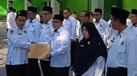 Salah satu ASN Fathor Arifin MPD Saat Menerima SK Kenaikan Pangkat di Apel Upacara Senin (07/09/2026)