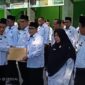 Salah satu ASN Fathor Arifin MPD Saat Menerima SK Kenaikan Pangkat di Apel Upacara Senin (07/09/2026)