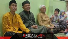 Foto dari Kiri Sekcam Dasuk Kamaruddin, Ustadz Susianto dan Pengasuh Ponpes Al Karimiyyah Beraji Abuya Busyro Karim di Acara